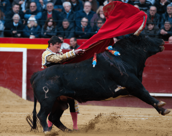 Diego Urdiales en un pase de pecho. Foto: Javier Comos